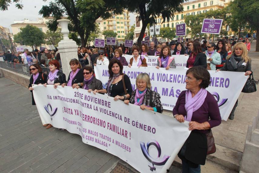 Una pancarta de la manifestación encabezada por la secretaria de Política Social de UGT Málaga, Alicia Fernández.