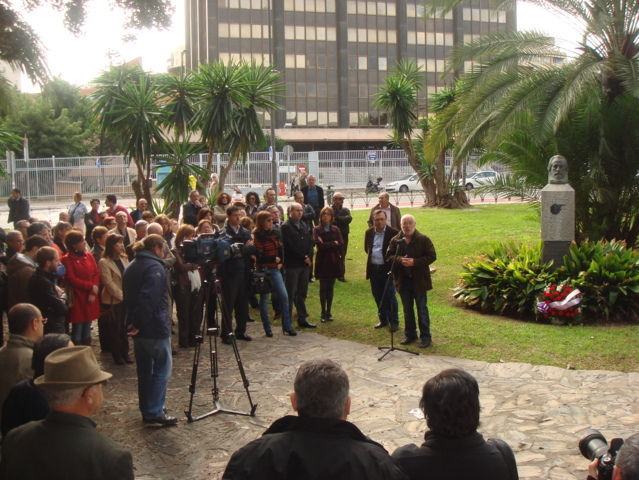 Manuel Ferrer Interviene ante los medios y los presentes en el acto.