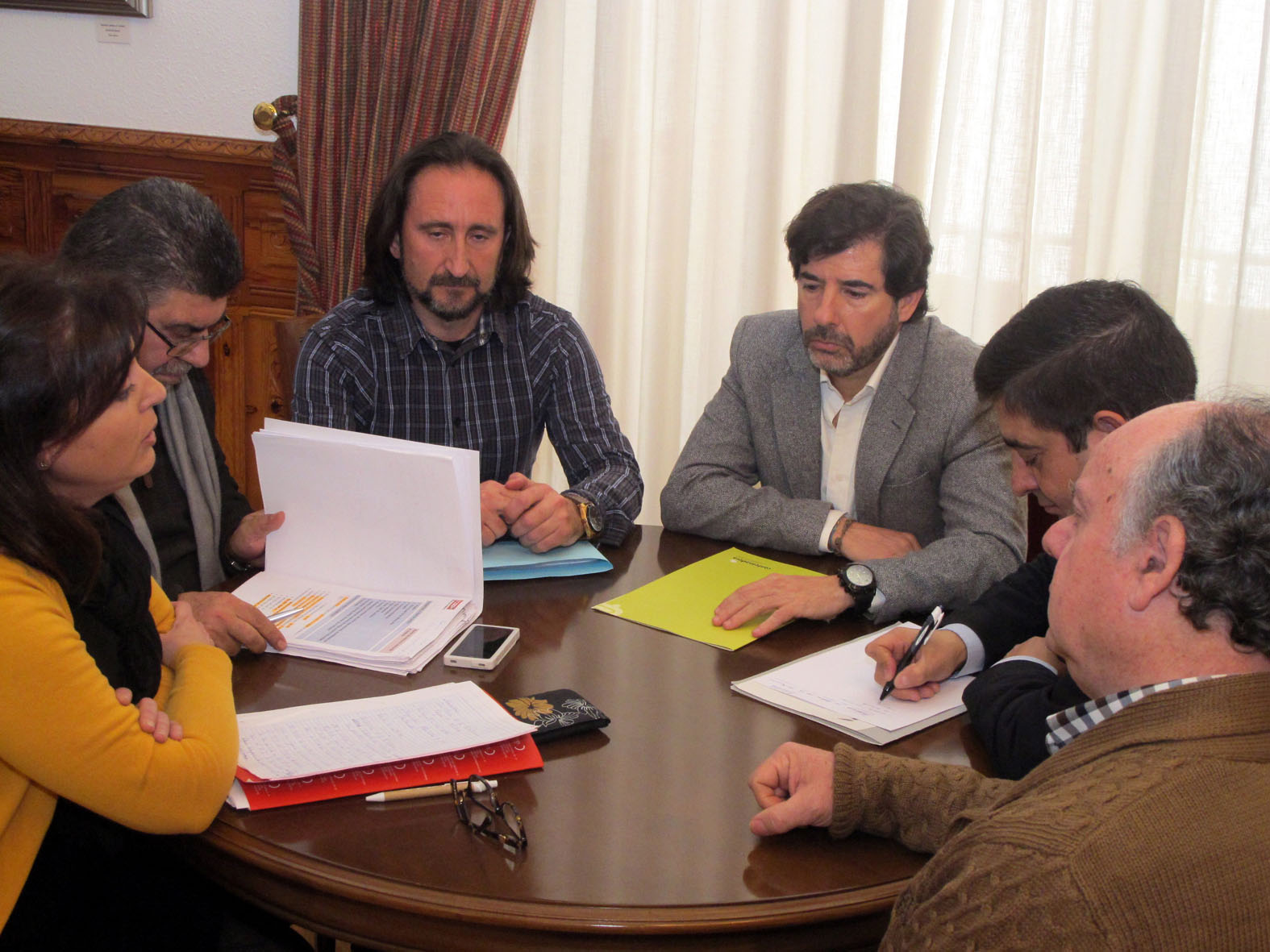 Mayte Márquez (izq), acompañada de representantes de la Plataforma plantea al Presidente de la Diputación de Jaén, Fancisco Reyes (segundo por la derecha) la situación del sector y sus reinvindicaciones.