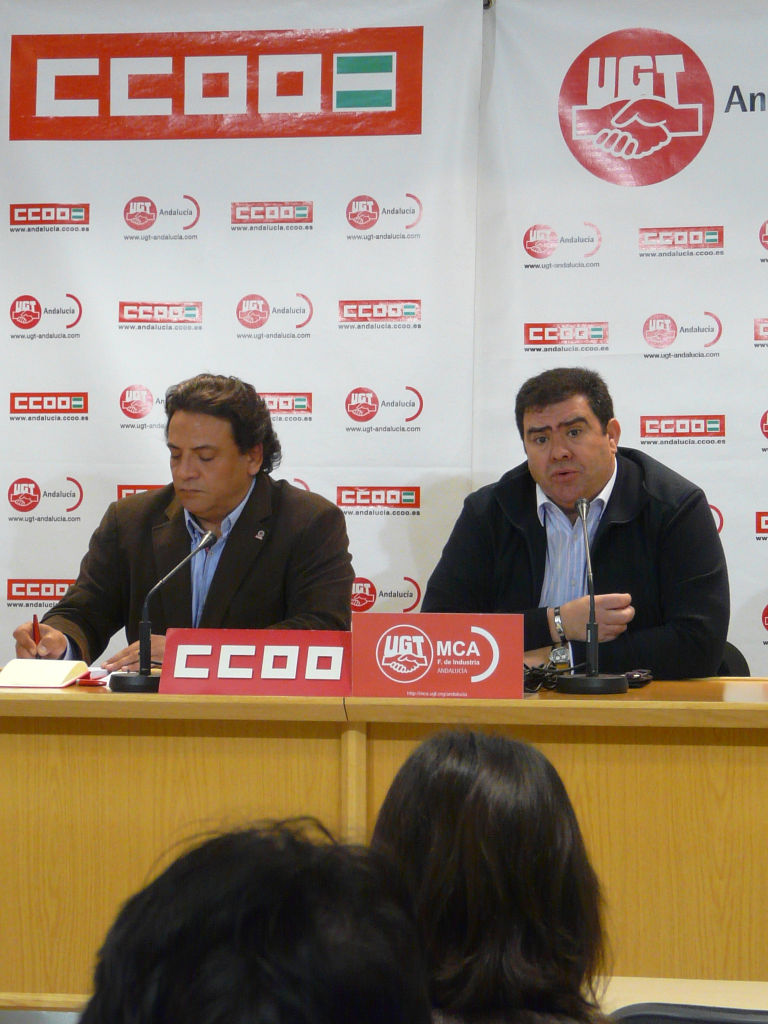 Manuel Jiménez (izquierda) junto a Enrique Jiménez explica a los periodistas la situación de Alestis tras la negociación del ERE.