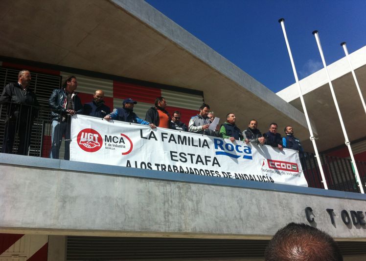 Los trabajadores dan por finalizada su huelga de hambre con la lectura de un manifiesto donde piden el mantenimiento de la actividad en Sevilla,