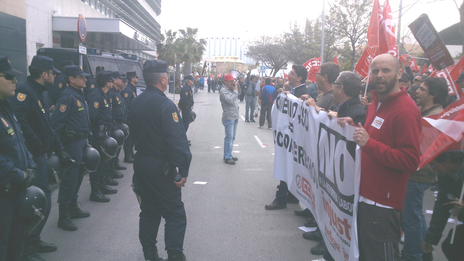 Trabajadores del metal protestan, custodiados por la policía, ante la sede de los empresarios del metal, el pasado 8 de abril.