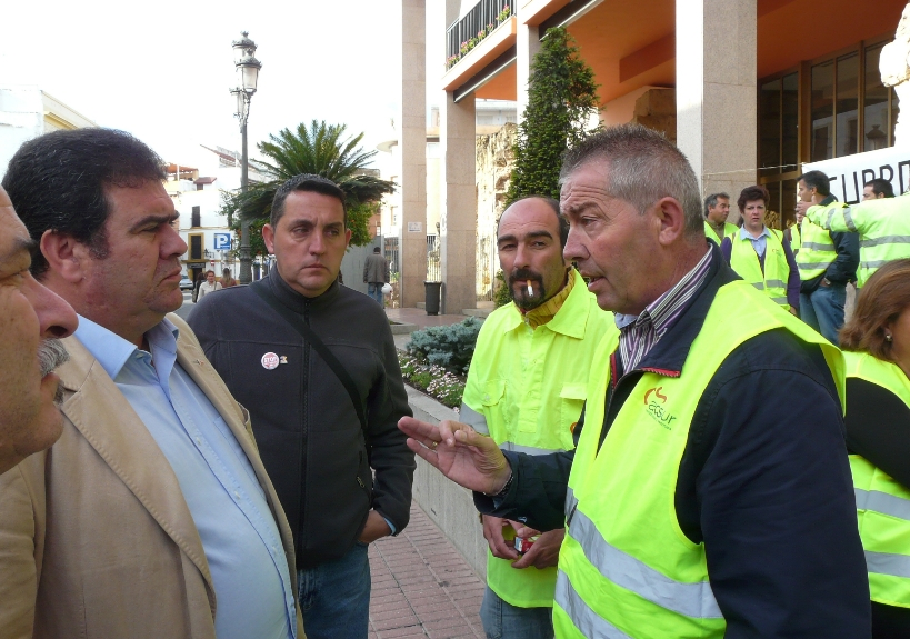 Manuel Jiménez (izq) escucha las explicaciones del representante sindical de UGT en Acsur.