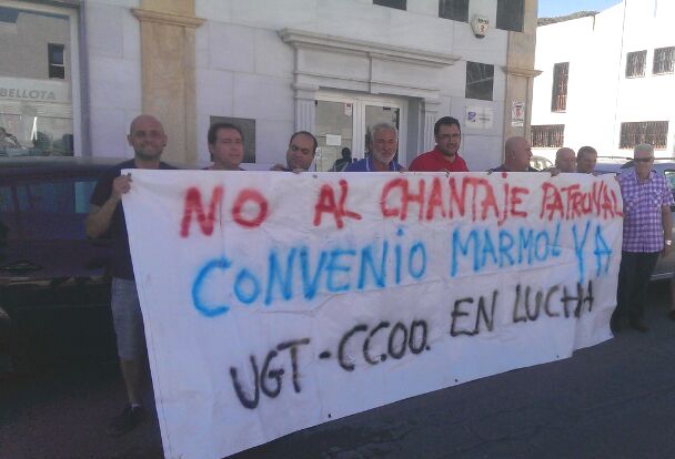 Sindicatos, concentrados antes del encierro en la sede patonal del mármol en Macael (Almería).