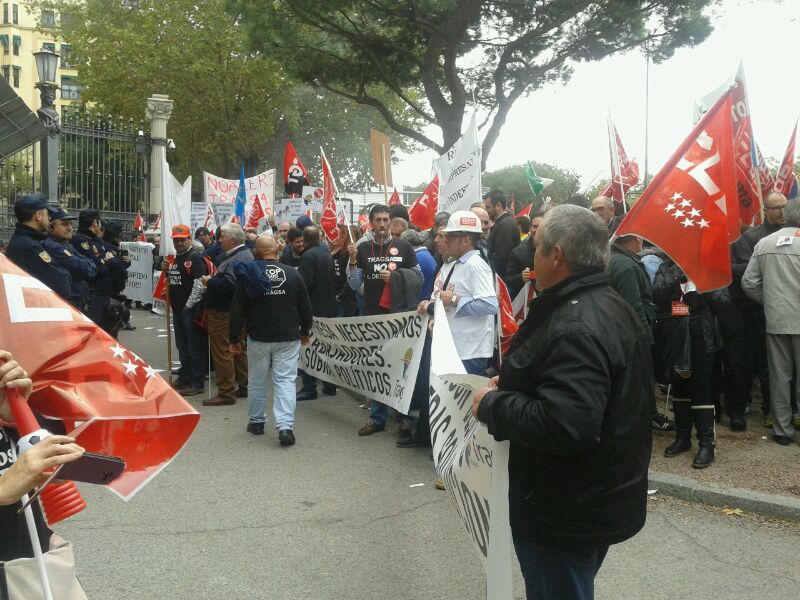 Unos 400 trabajadores andaluces participan en las protestas ante el Ministerio de Agricultura.
