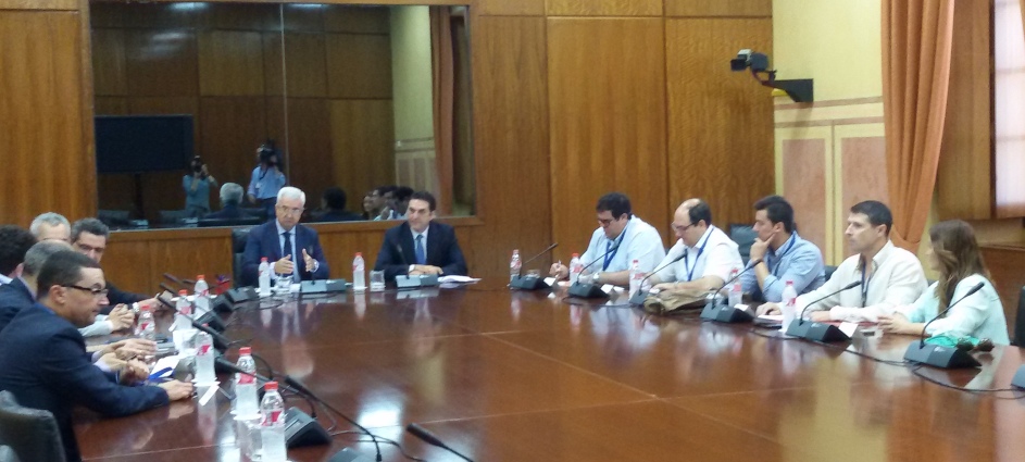 Consejero de Presidencia (centro) conoce las propuestas de UGT (dcha) y alcaldes (izq)
