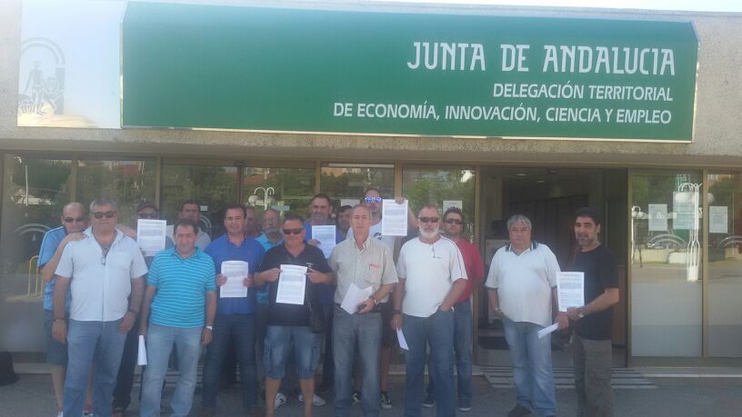 Grupo de demandantes a la salida de la delegación de Economía, Innovación, Ciencia y Empleo de Huelva para exigir una salida laboral.