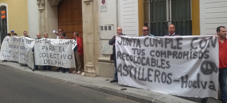 Extrabajadores de Astilleros de Huelva llevaron sus protestas a la sede regional del PSOE