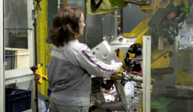 La presencia de la mujer operario en la industria es muy baja. Mayoritariamente desarrollan labores administrativas o técnicas.