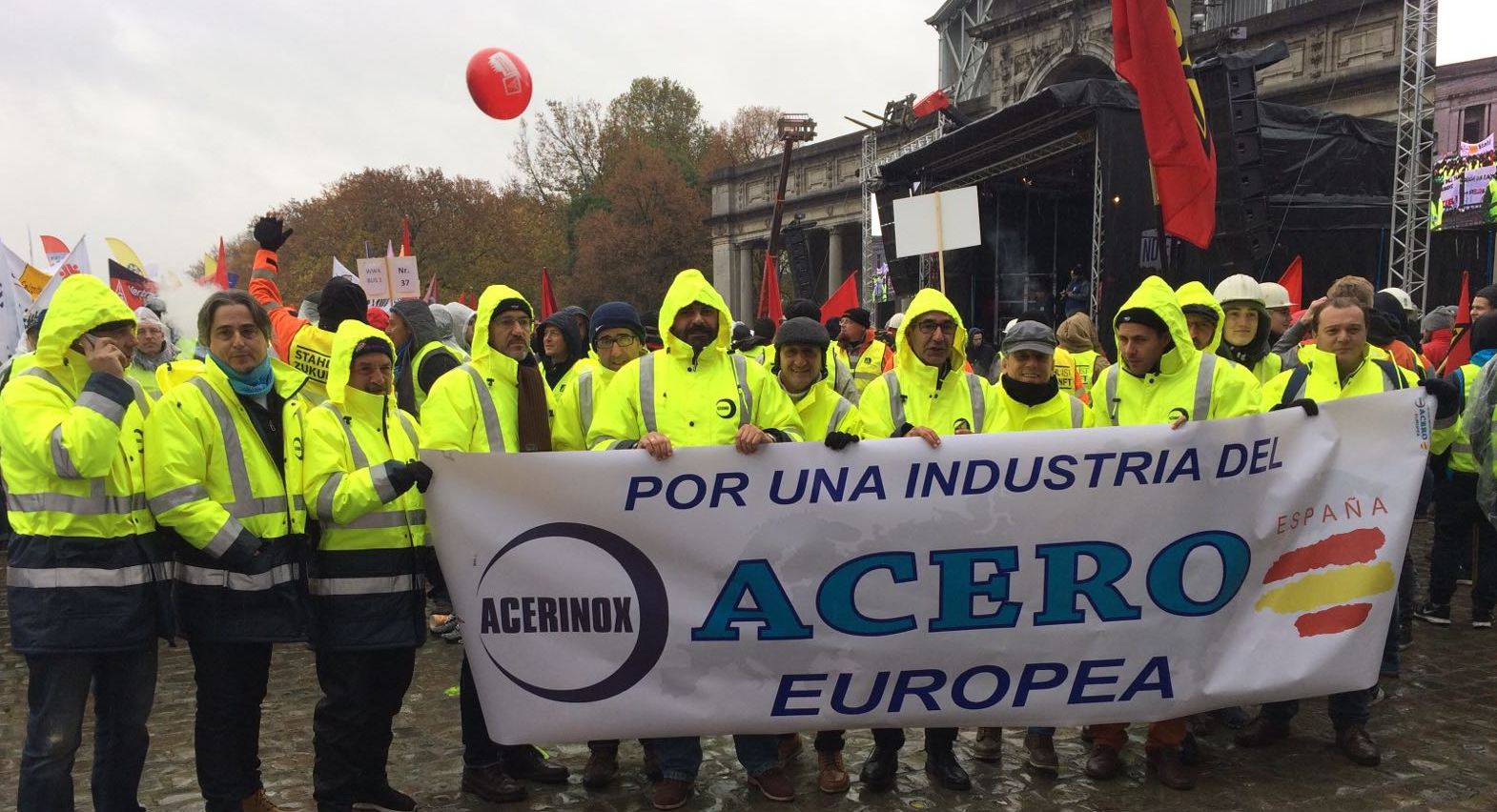 Miembros de la Sección Sindical UGT en Acerinox esta mañana en la protesta de Bruselas