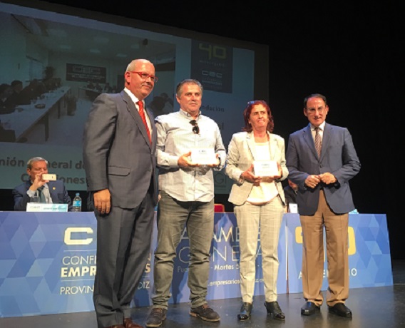 Francisco Andreu recoge el premio en nombre de Ugt Cádiz