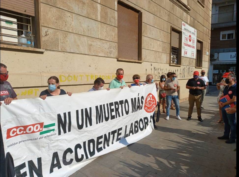 UGT y CCOO Almería se concentran por el último trabajador fallecido en accidente laboral