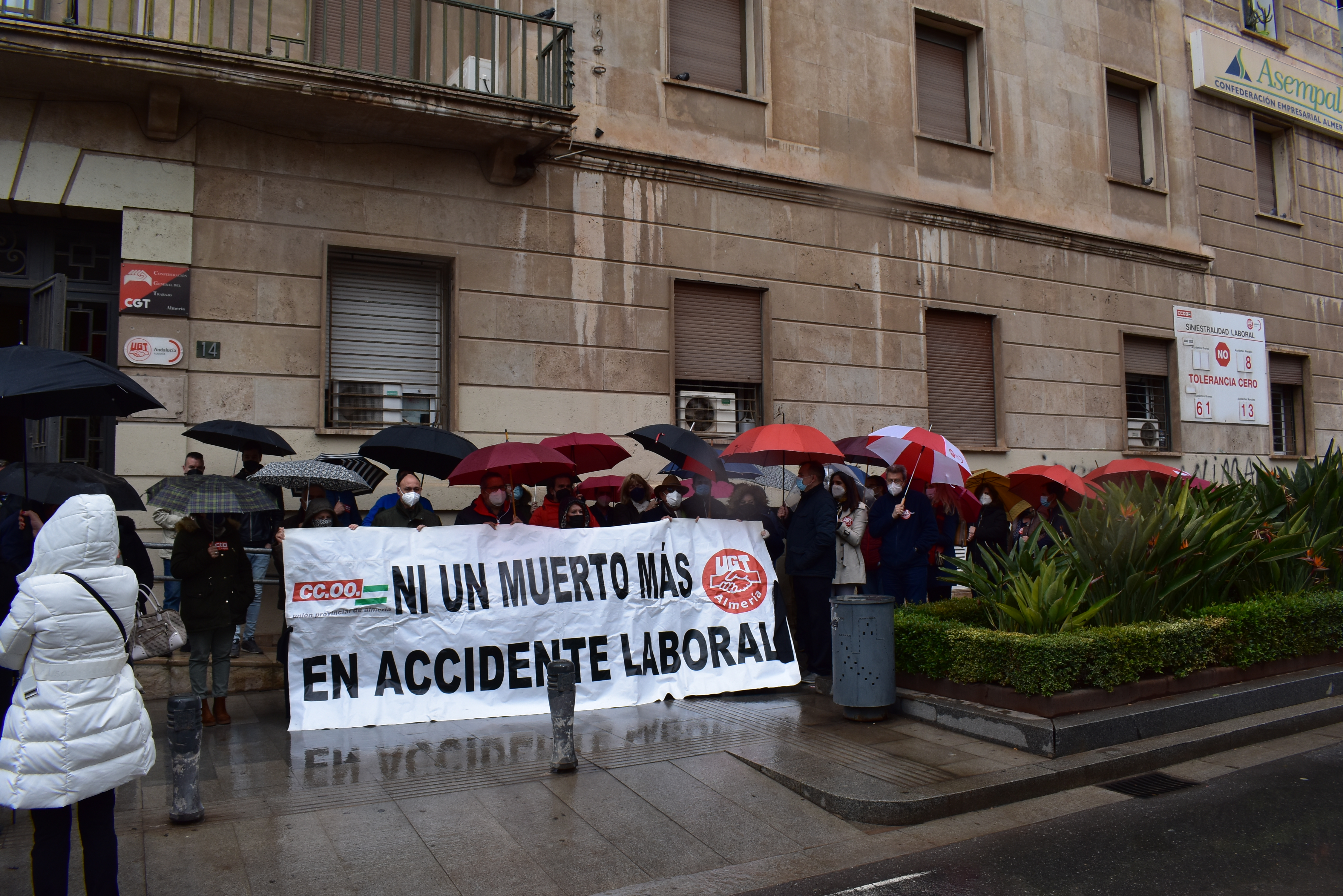 Concentración de UGT y CCOO Almería por dos nuevos fallecidos en accidente laboral