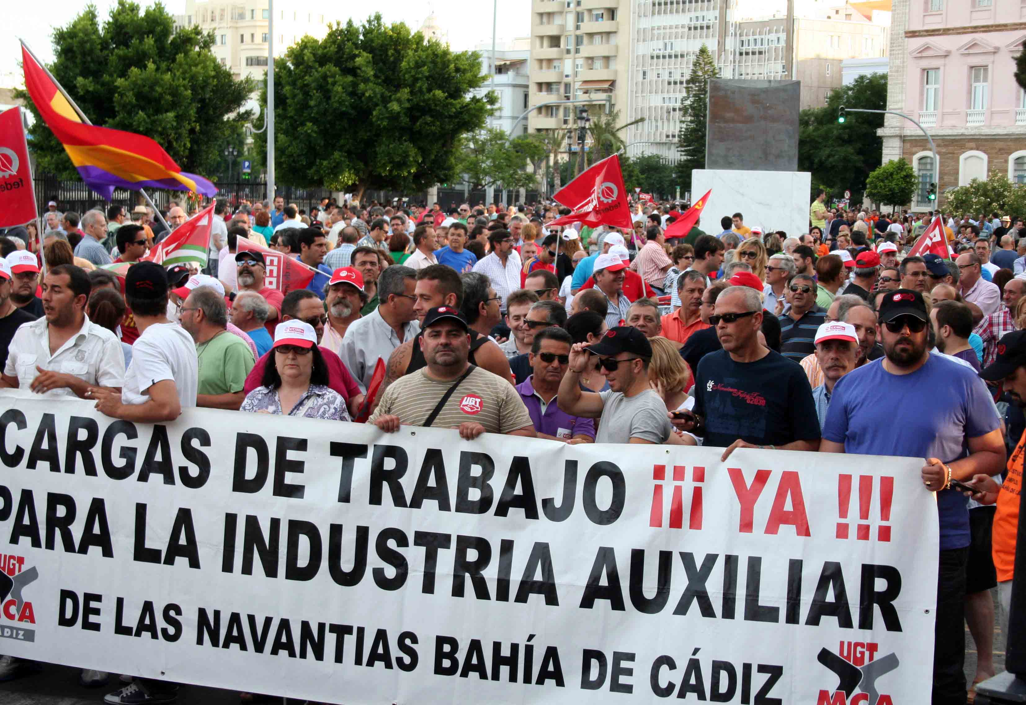 Miles de gaditanos secundaron la protesta convocada por UGT y CCOO por el futuro de Cádiz.