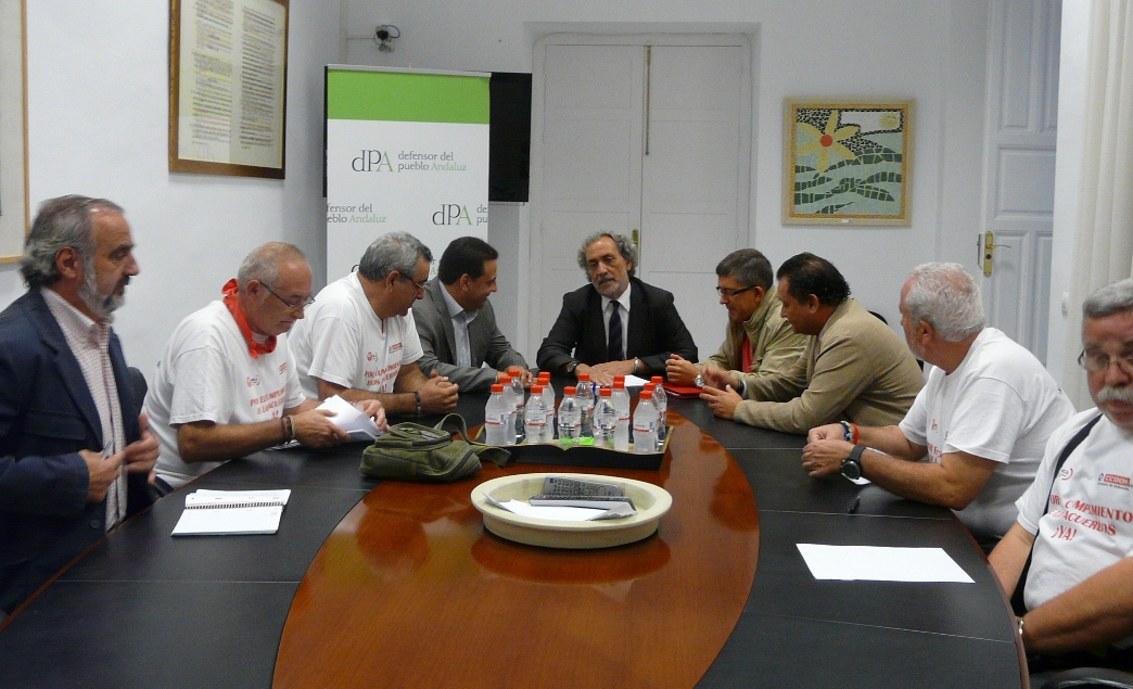 José Chamizo (centro) en la reunión con José M. Rguez. Saucedo (MCA_UGT A) (dcha) y extrabajadores de Santana