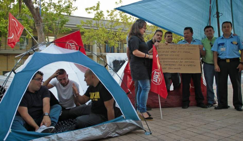 Acampada indefinida en Sevilla para Reclamar el adeudo de sus salarios Article?img_id=926475&t=1349966967763